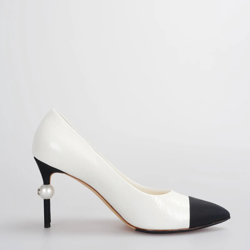 Chanel Weiß-Schwarze Pumps mit Perlen-CC-Logo 38