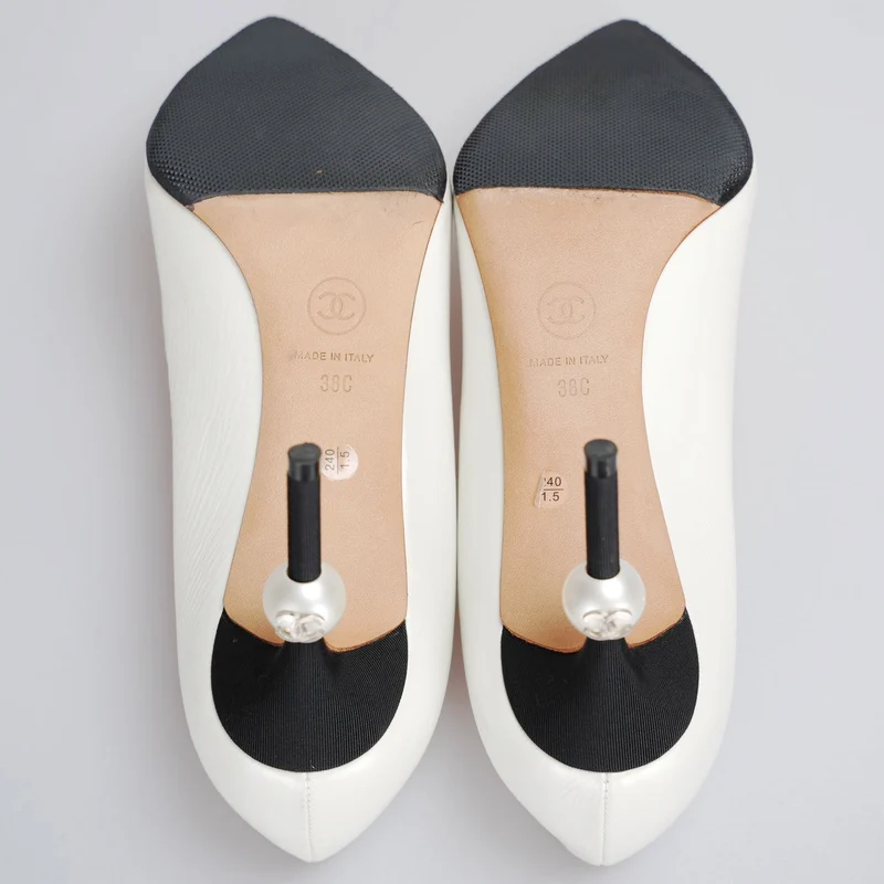 Chanel Weiß-Schwarze Pumps mit Perlen-CC-Logo 38