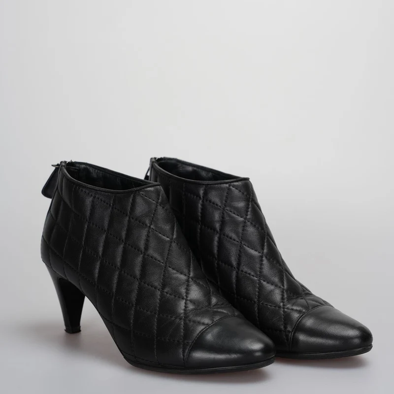 Chanel Schwarze Lederstiefel mit CC-Logo 34