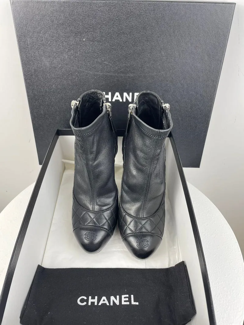 Chanel Schwarze Lederstiefel mit CC-Logo 34