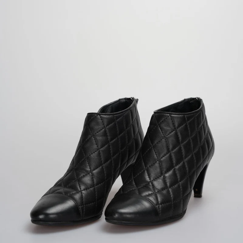 Chanel Schwarze Lederstiefel mit CC-Logo 34