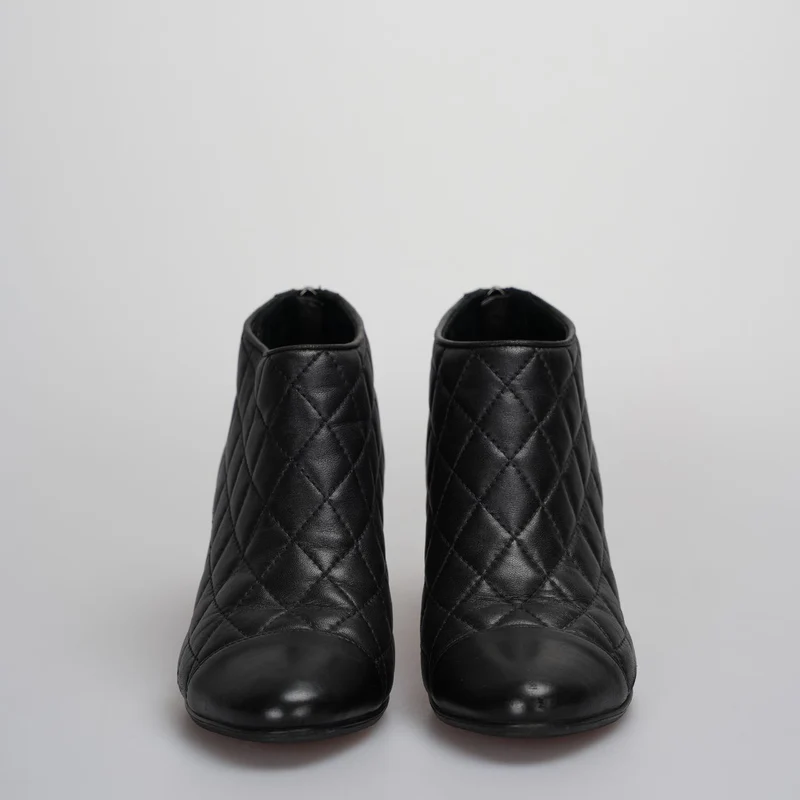 Chanel Schwarze Lederstiefel mit CC-Logo 34