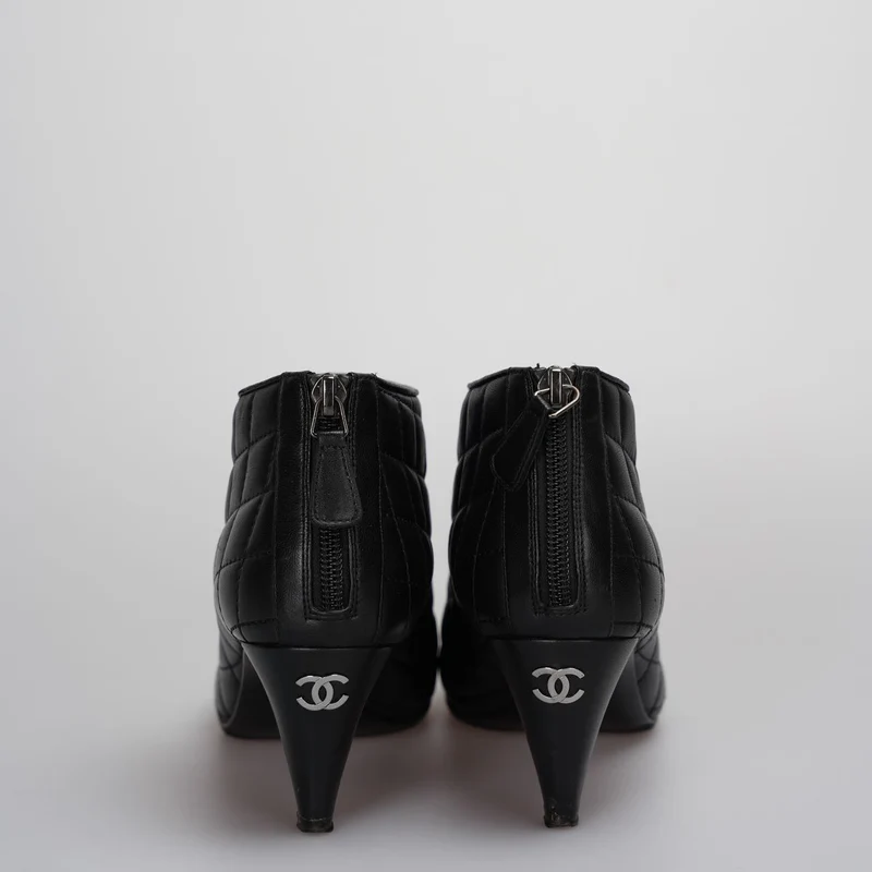 Chanel Schwarze Lederstiefel mit CC-Logo 34