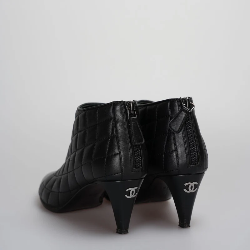 Chanel Schwarze Lederstiefel mit CC-Logo 34