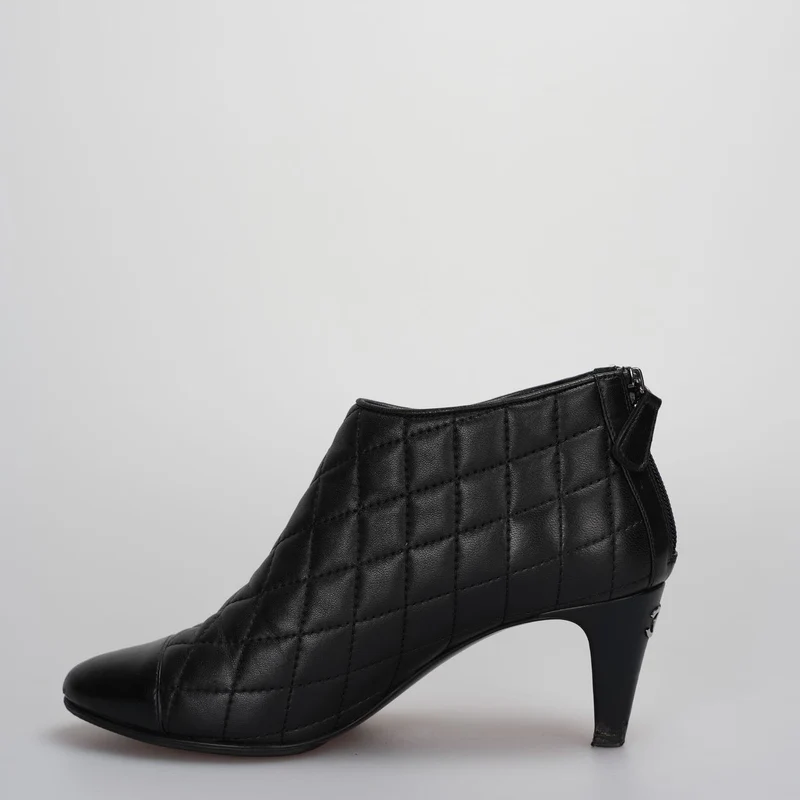 Chanel Schwarze Lederstiefel mit CC-Logo 34