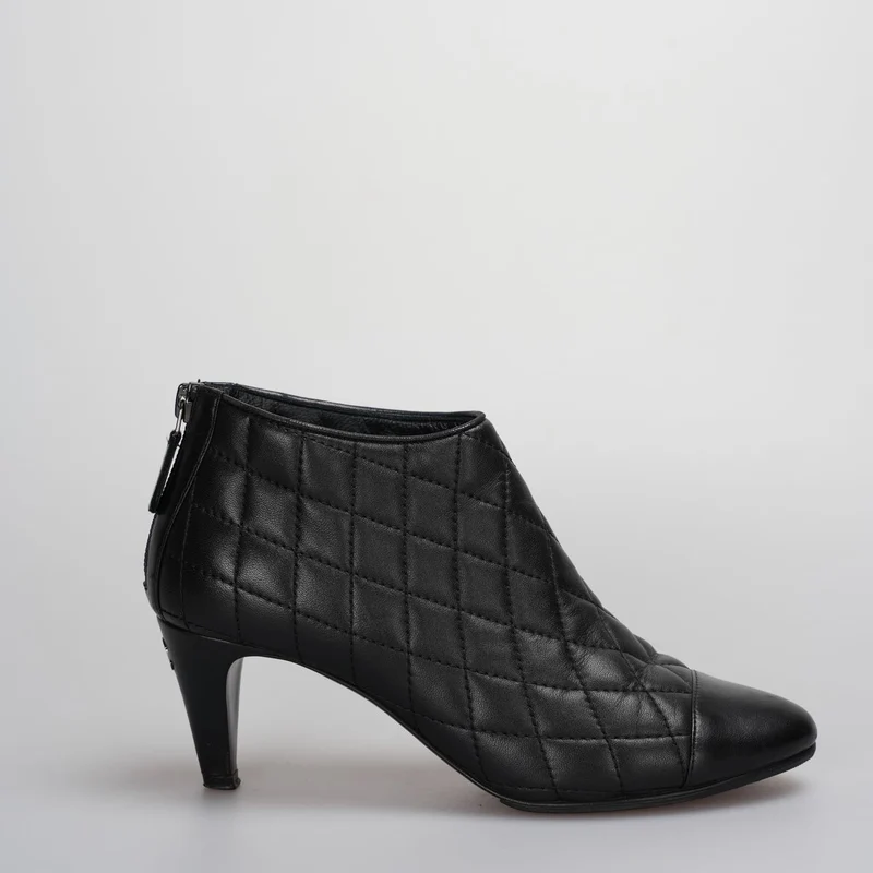 Chanel Schwarze Lederstiefel mit CC-Logo 34