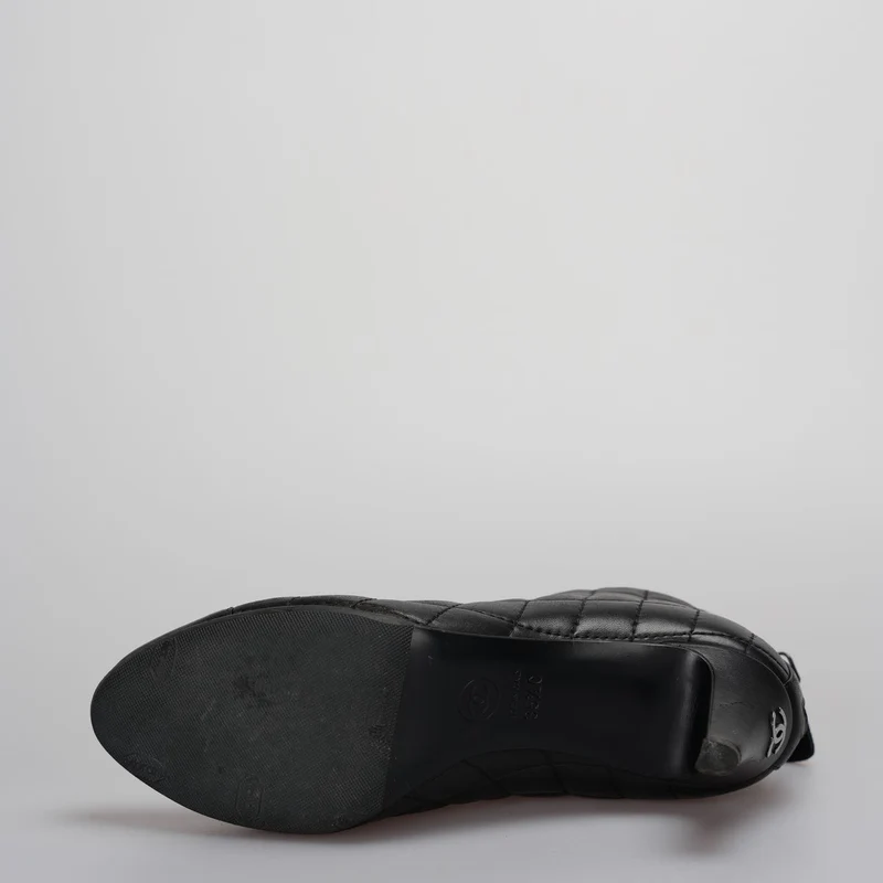 Chanel Schwarze Lederstiefel mit CC-Logo 34