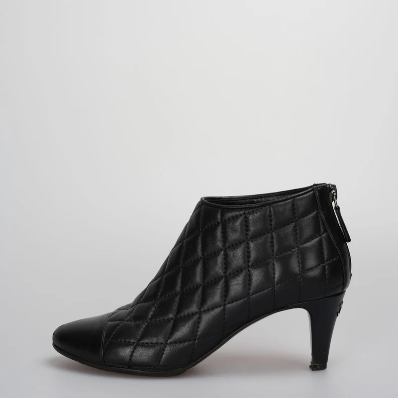 Chanel Schwarze Lederstiefel mit CC-Logo 34