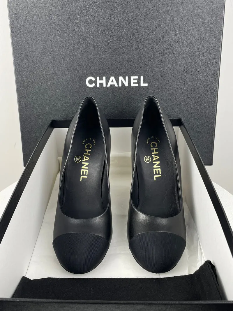 Chanel Leder Schwarze Pumps mit Perlenabsatz CC Logo 35