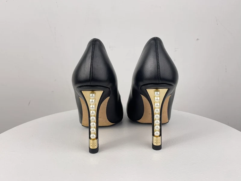 Chanel Leder Schwarze Pumps mit Perlenabsatz CC Logo 35