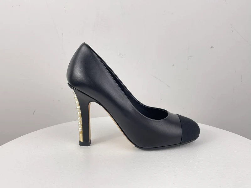 Chanel Leder Schwarze Pumps mit Perlenabsatz CC Logo 35