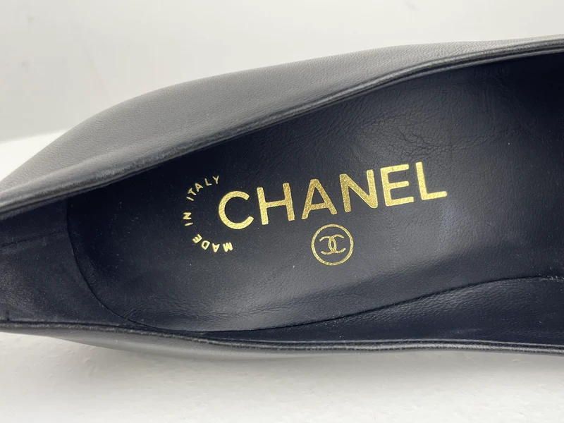 Chanel Leder Schwarze Pumps mit Perlenabsatz CC Logo 35