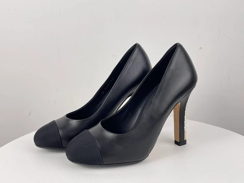 Chanel Leder Schwarze Pumps mit Perlenabsatz CC Logo 35