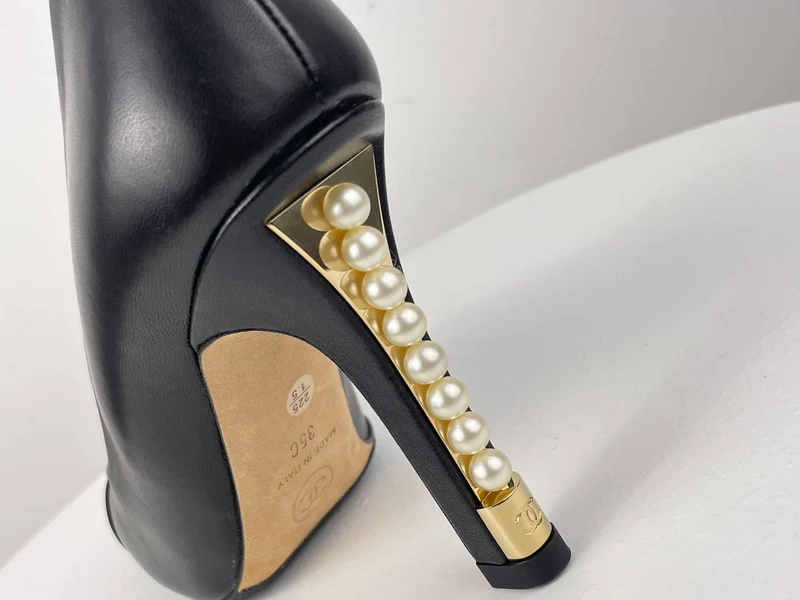 Chanel Leder Schwarze Pumps mit Perlenabsatz CC Logo 35