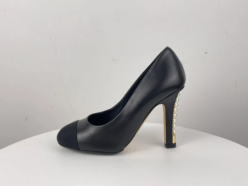 Chanel Leder Schwarze Pumps mit Perlenabsatz CC Logo 35