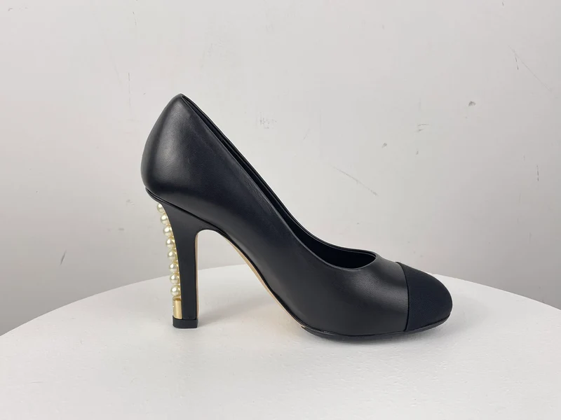 Chanel Leder Schwarze Pumps mit Perlenabsatz CC Logo 35