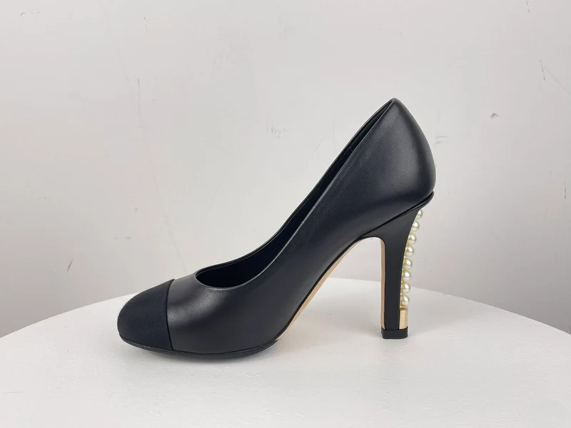 Chanel Leder Schwarze Pumps mit Perlenabsatz CC Logo 35
