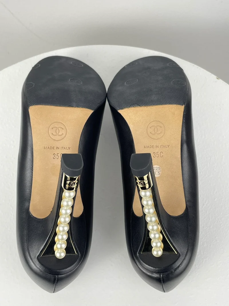 Chanel Leder Schwarze Pumps mit Perlenabsatz CC Logo 35