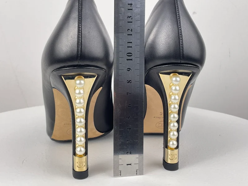 Chanel Leder Schwarze Pumps mit Perlenabsatz CC Logo 35
