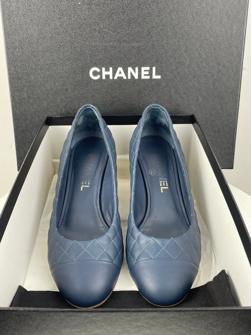 Chanel Marineblaue, schwarze Pumps aus gestepptem Kalbsleder mit Kappe und Kamelie 37.5 mit CC-Logo