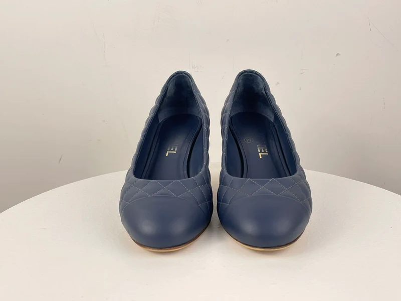Chanel Marineblaue, schwarze Pumps aus gestepptem Kalbsleder mit Kappe und Kamelie 37.5 mit CC-Logo