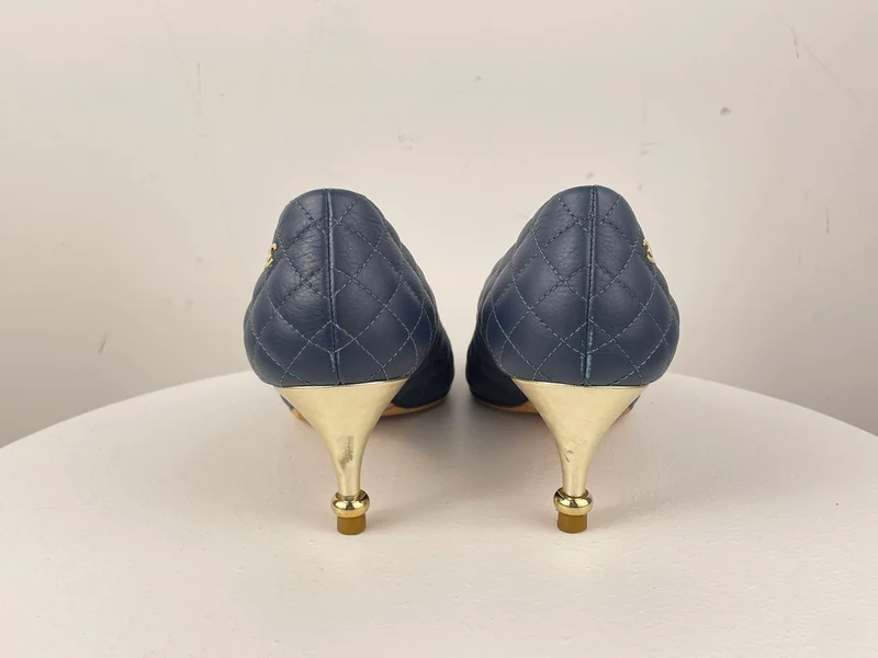 Chanel Marineblaue, schwarze Pumps aus gestepptem Kalbsleder mit Kappe und Kamelie 37.5 mit CC-Logo