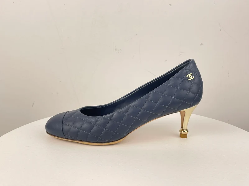 Chanel Marineblaue, schwarze Pumps aus gestepptem Kalbsleder mit Kappe und Kamelie 37.5 mit CC-Logo