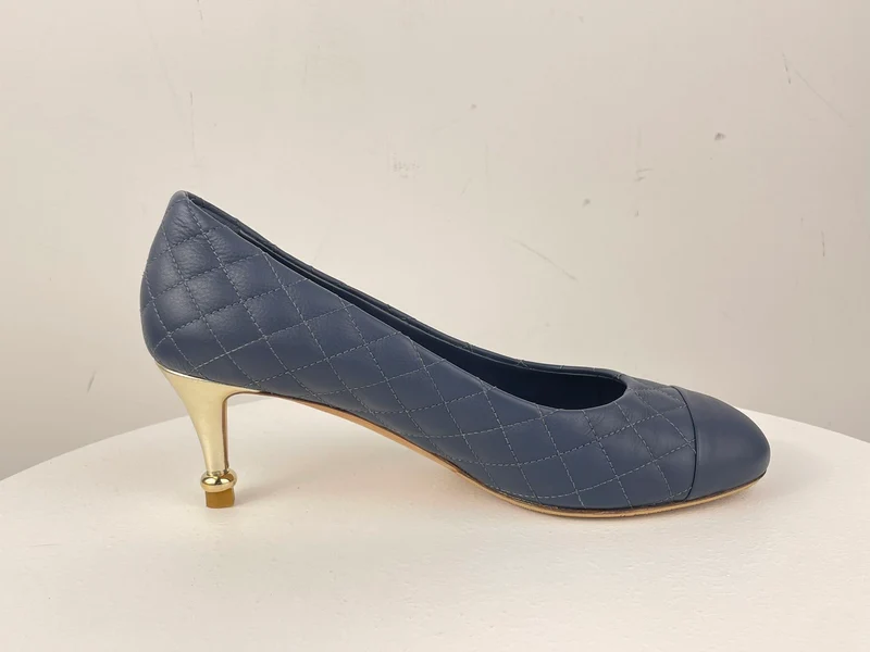 Chanel Marineblaue, schwarze Pumps aus gestepptem Kalbsleder mit Kappe und Kamelie 37.5 mit CC-Logo