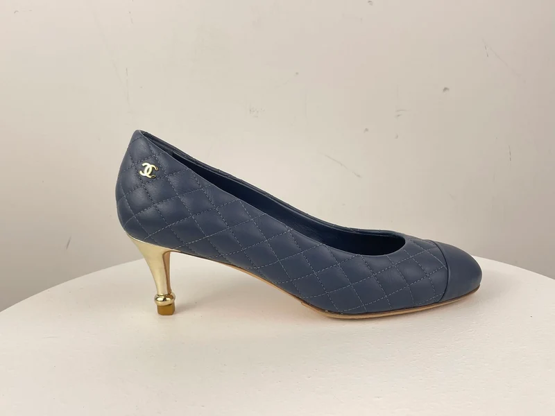 Chanel Marineblaue, schwarze Pumps aus gestepptem Kalbsleder mit Kappe und Kamelie 37.5 mit CC-Logo
