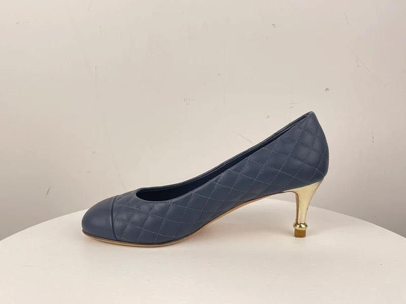 Chanel Marineblaue, schwarze Pumps aus gestepptem Kalbsleder mit Kappe und Kamelie 37.5 mit CC-Logo