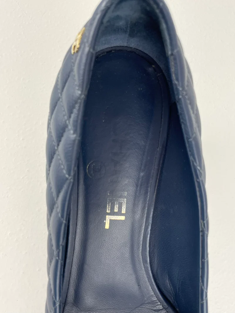 Chanel Marineblaue, schwarze Pumps aus gestepptem Kalbsleder mit Kappe und Kamelie 37.5 mit CC-Logo