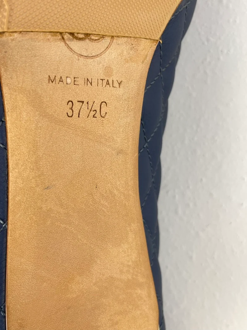 Chanel Marineblaue, schwarze Pumps aus gestepptem Kalbsleder mit Kappe und Kamelie 37.5 mit CC-Logo