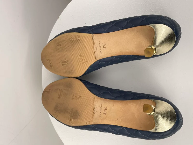 Chanel Marineblaue, schwarze Pumps aus gestepptem Kalbsleder mit Kappe und Kamelie 37.5 mit CC-Logo