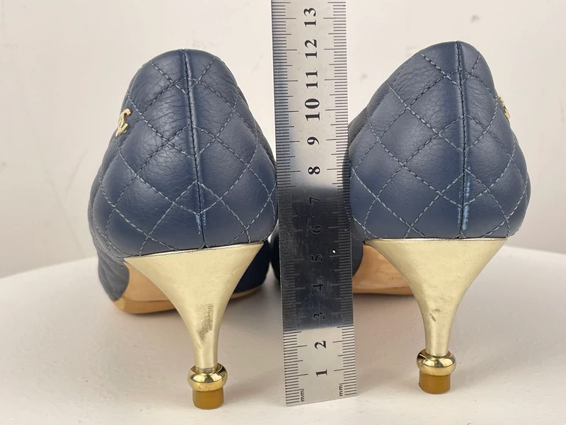 Chanel Marineblaue, schwarze Pumps aus gestepptem Kalbsleder mit Kappe und Kamelie 37.5 mit CC-Logo