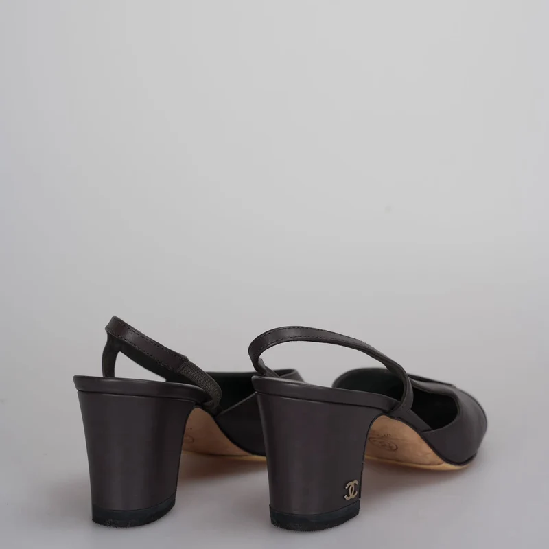 Chanel Schwarzbraune Slingback-Pumps mit CC-Logo 35