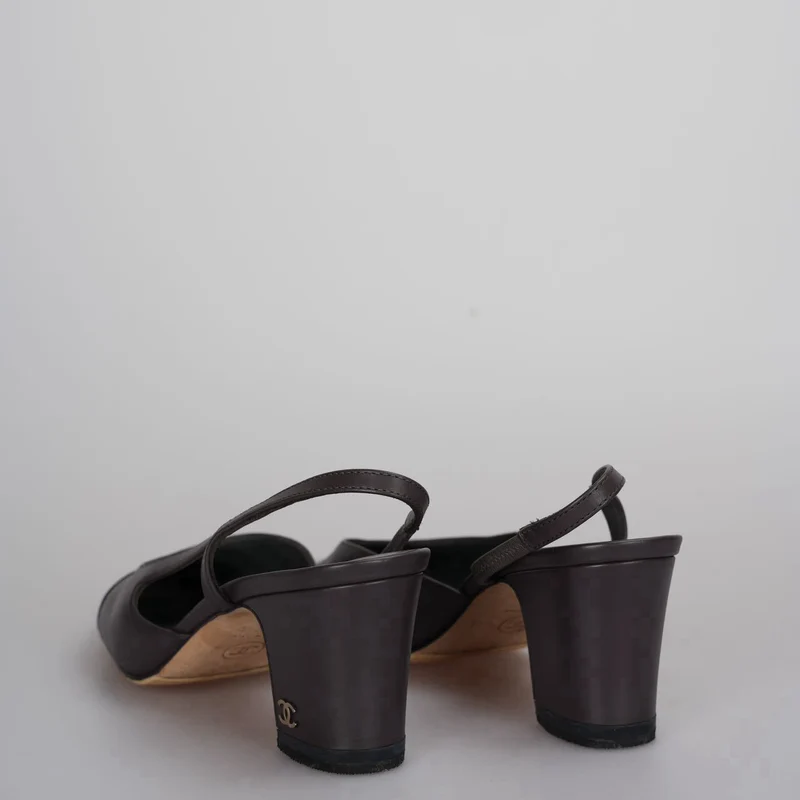 Chanel Schwarzbraune Slingback-Pumps mit CC-Logo 35