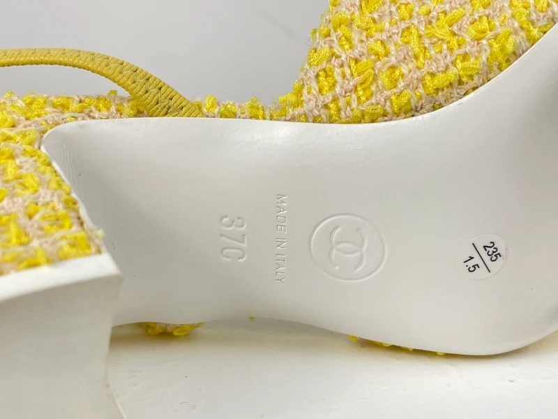 Chanel hellgelbe Tweed-Slingback-Pumps mit CC-Logo 37