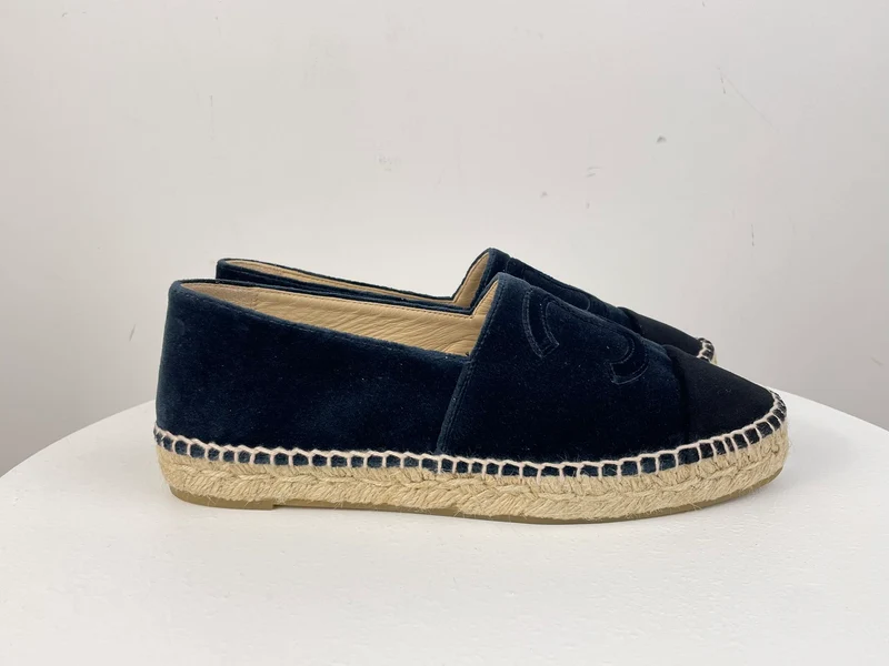Chanel Blaue Flats mit CC-Logo 38