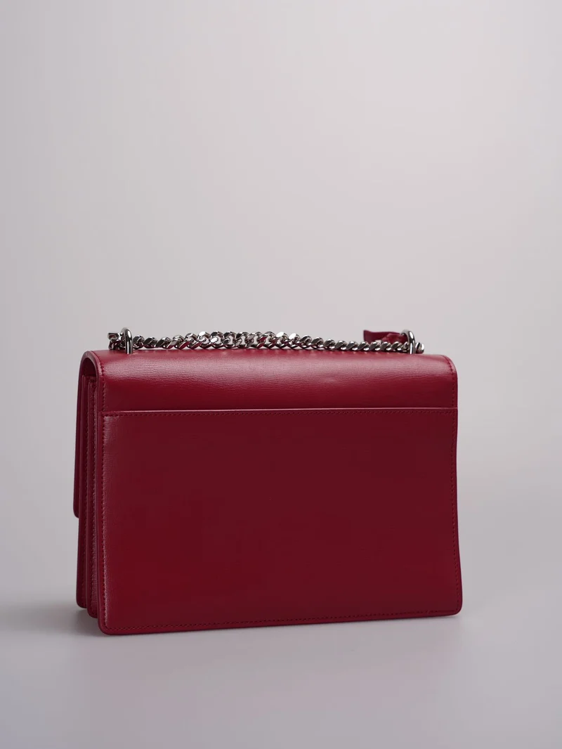 Saint Laurent – ​​Mittelgroße Umhängetasche „Monogram Sunset“ aus Kalbsleder in Rouge