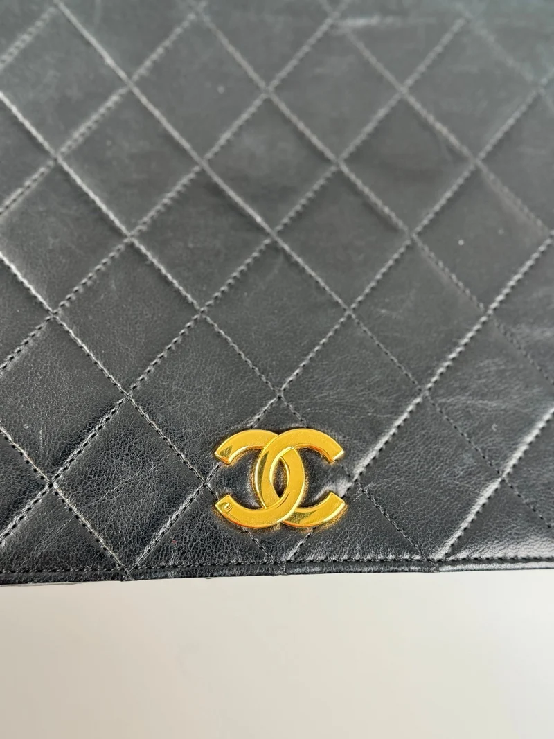 Chanel Vintage Matelassé Lammleder-Umhängetasche in Schwarz mit 24 Karat Goldbeschlägen