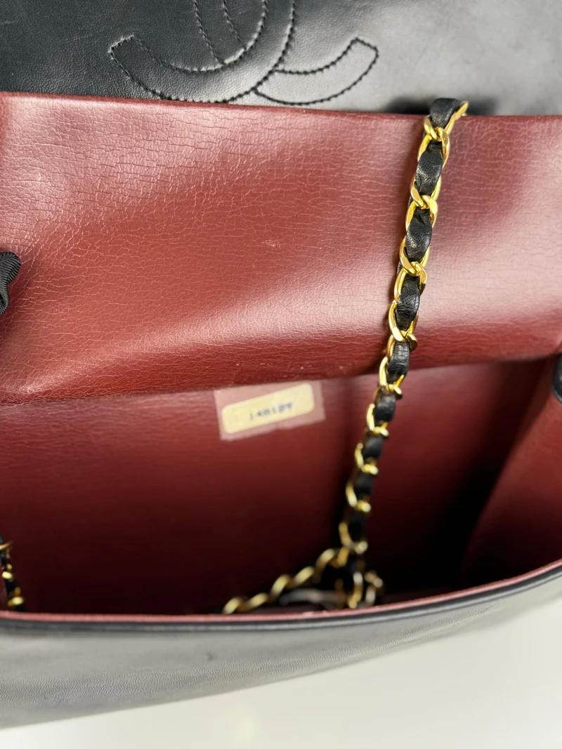 Chanel Vintage Matelassé Lammleder-Umhängetasche in Schwarz mit 24 Karat Goldbeschlägen