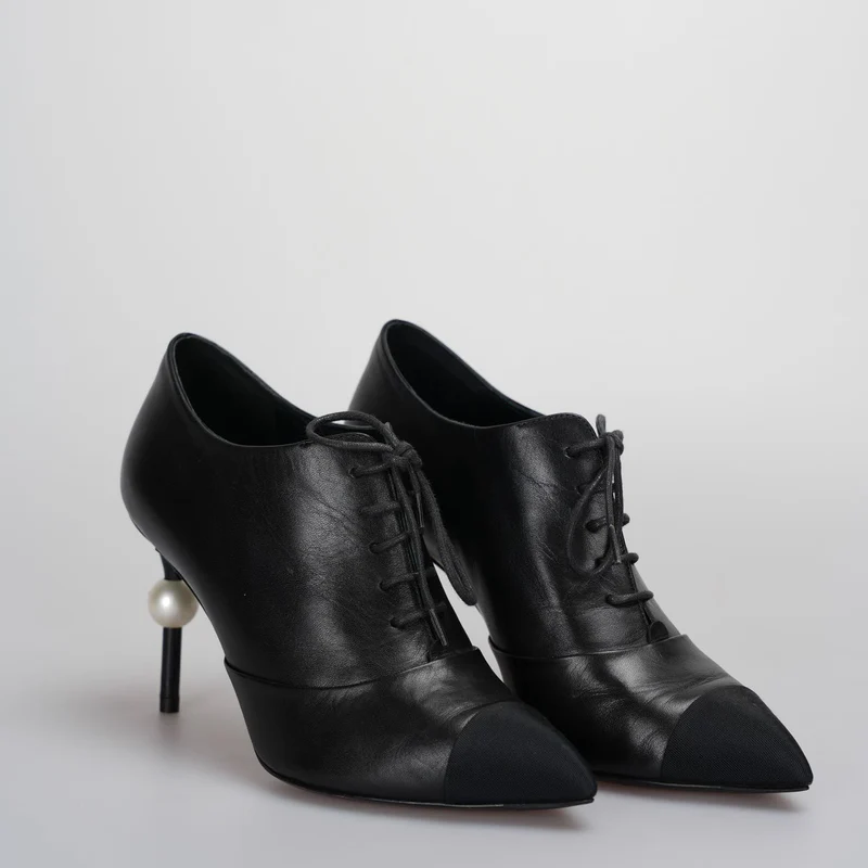 Chanel schwarze Stiefeletten mit Perlen am Absatz mit CC Logo 36