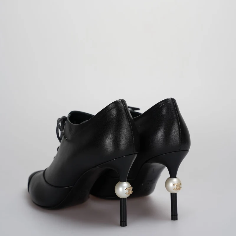 Chanel schwarze Stiefeletten mit Perlen am Absatz mit CC Logo 36
