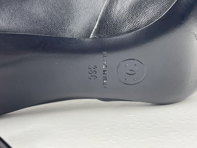 Chanel schwarze Stiefeletten mit Perlen am Absatz mit CC Logo 36