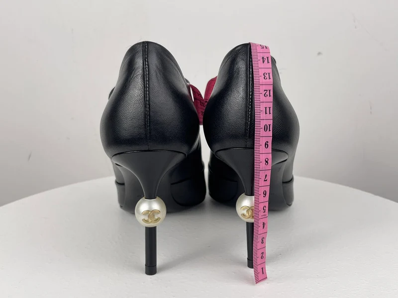 Chanel schwarze Stiefeletten mit Perlen am Absatz mit CC Logo 36