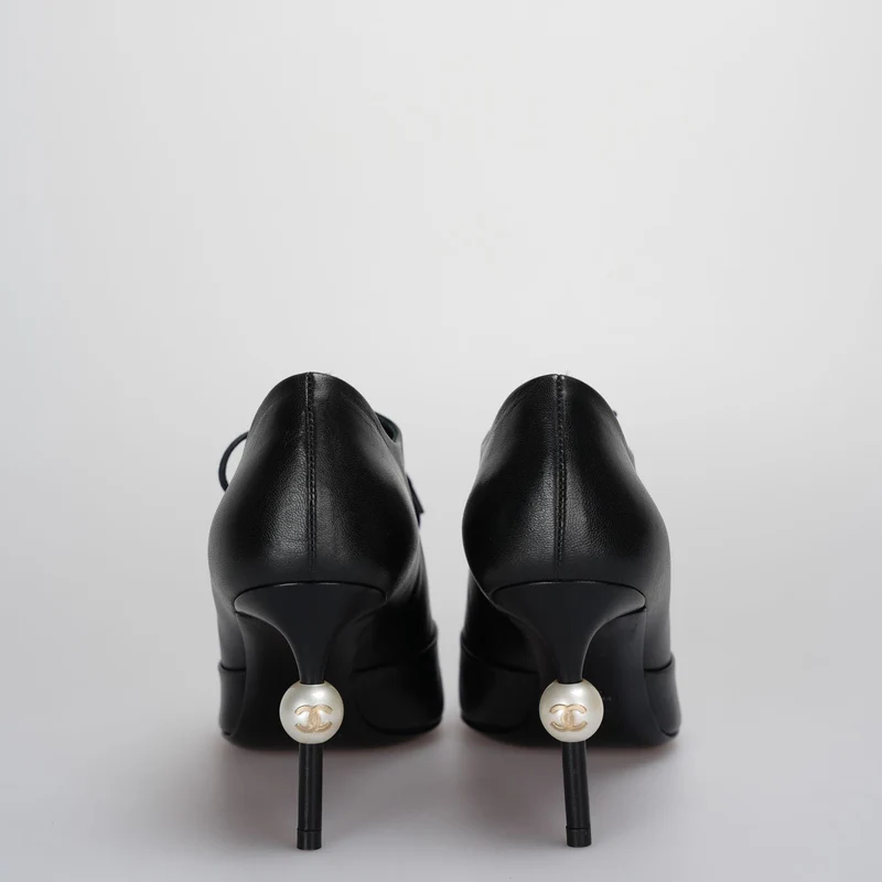 Chanel schwarze Stiefeletten mit Perlen am Absatz mit CC Logo 36