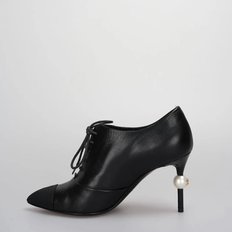 Chanel schwarze Stiefeletten mit Perlen am Absatz mit CC Logo 36