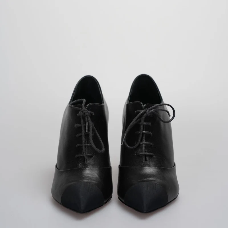 Chanel schwarze Stiefeletten mit Perlen am Absatz mit CC Logo 36