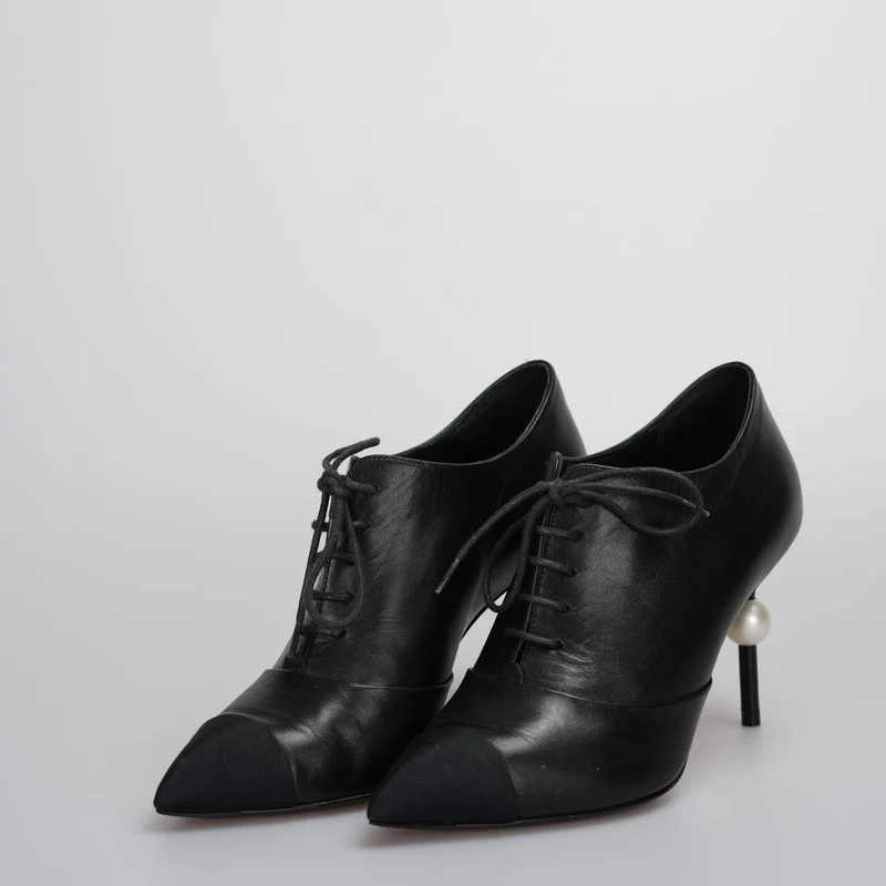 Chanel schwarze Stiefeletten mit Perlen am Absatz mit CC Logo 36
