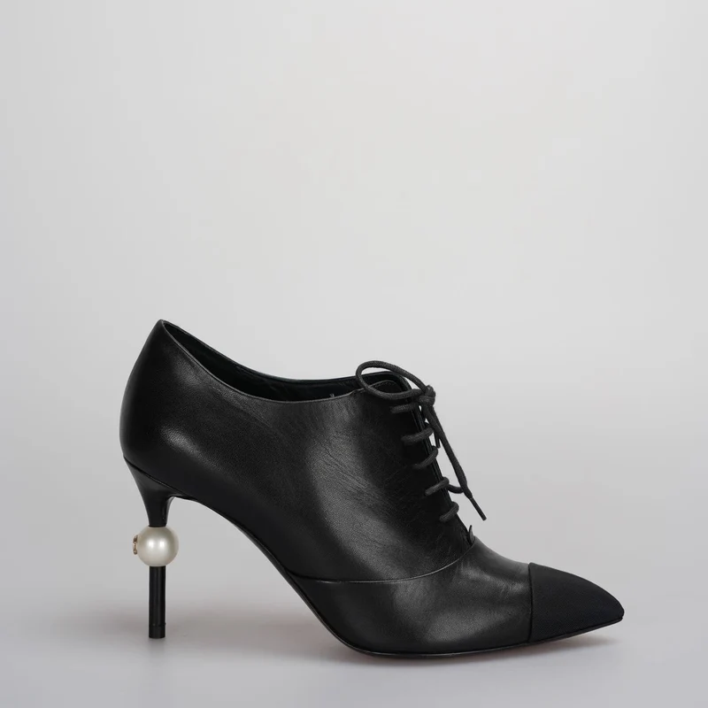 Chanel schwarze Stiefeletten mit Perlen am Absatz mit CC Logo 36